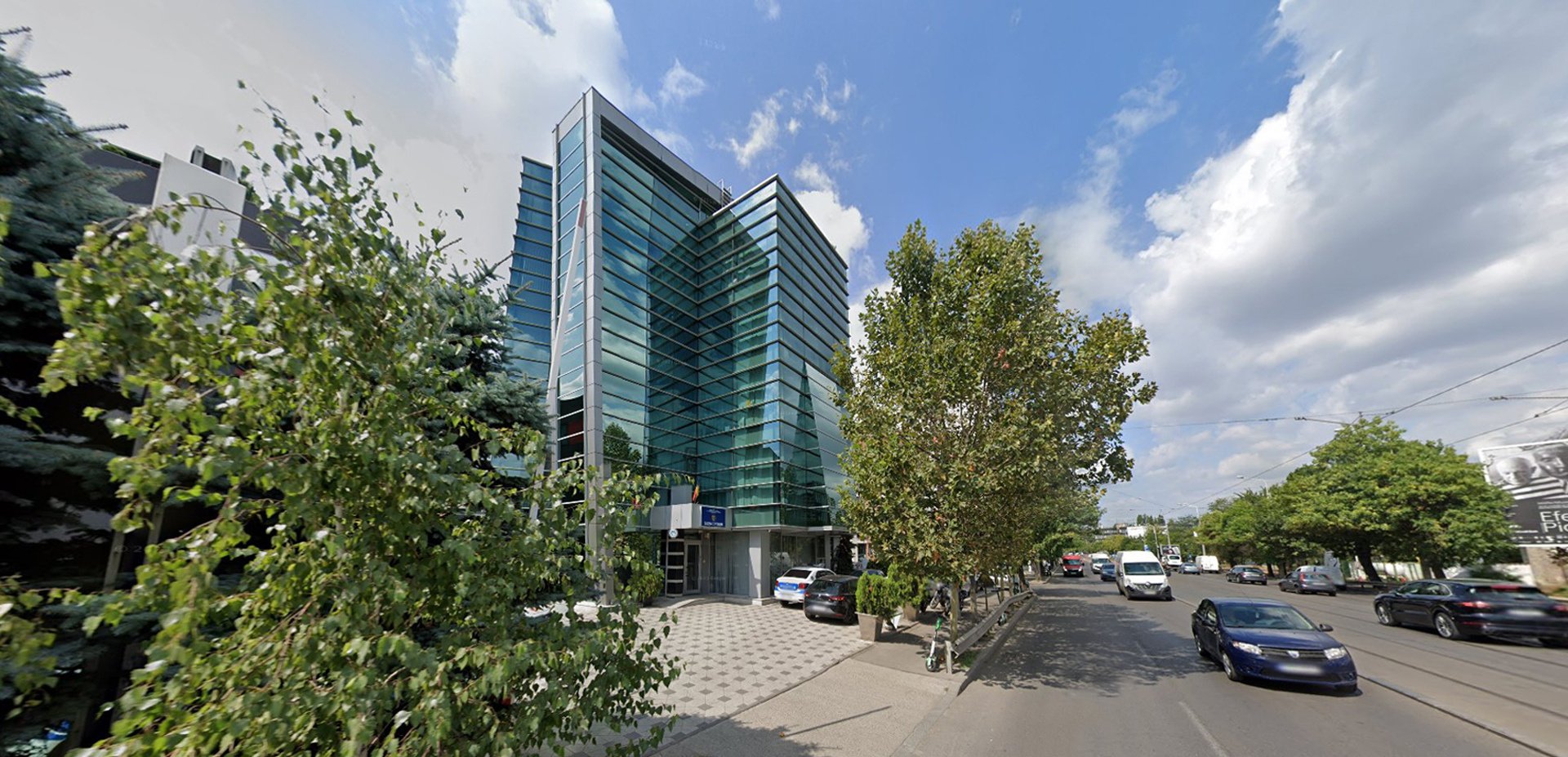 O cladire de birouri interesanta cu fatada din sticla.