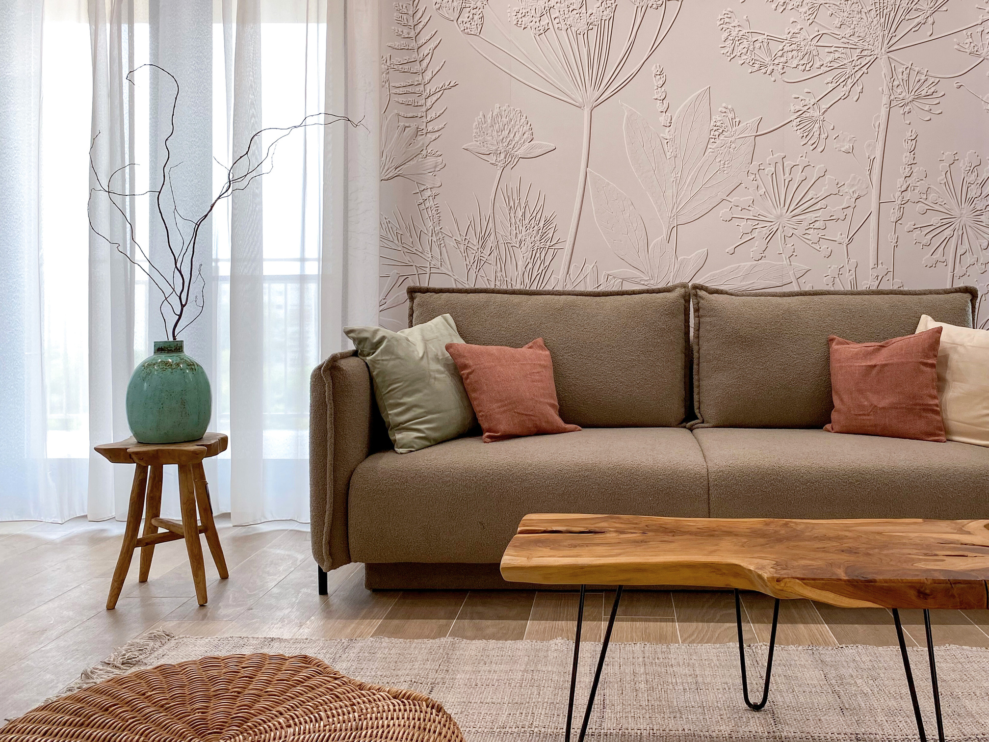 Sufragerie in stil boem, canapea comoda si atmosfera relaxata.